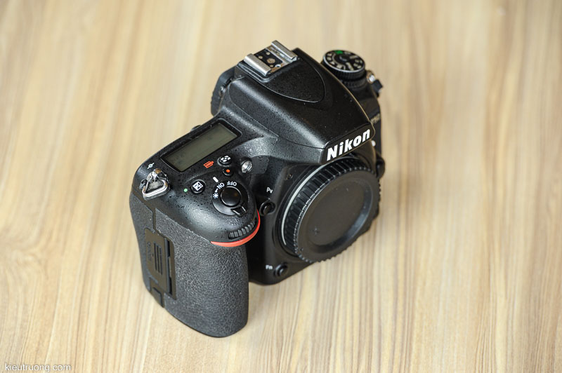 mặt hông bên phái nikon d750