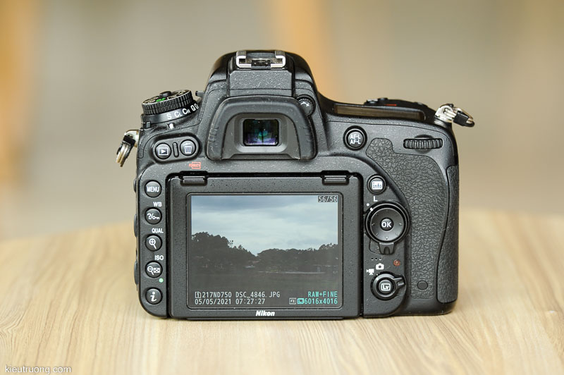 mặt sau nikon d750