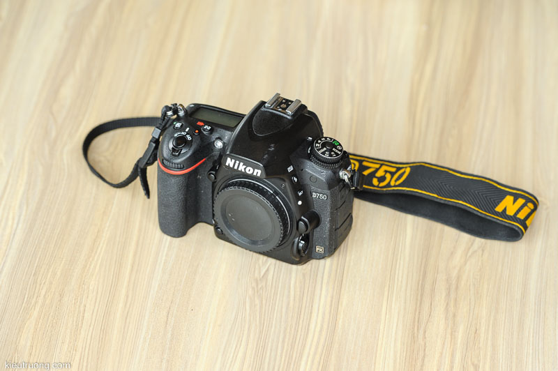trên tay máy ảnh Nikon D750 cũ mua từ Úc
