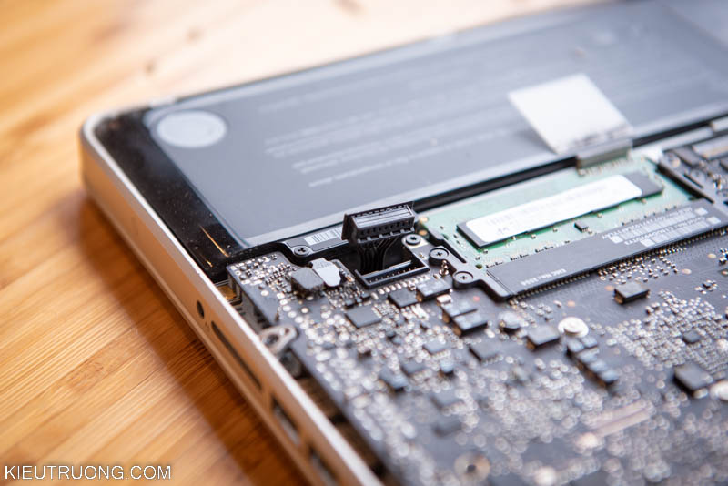 Tháo nguồn pin trước khi nâng cấp ram Macbook Pro Mid 2012