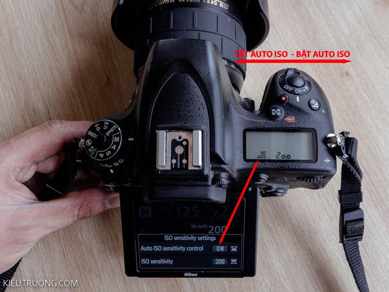 Xoay bánh xe chính để điều chỉnh ISO trên máy ảnh Nikon