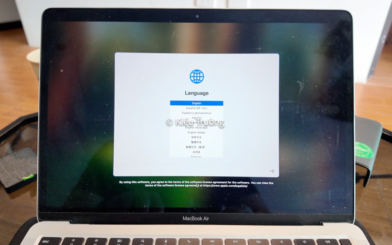 Chọn ngôn ngữ MacBook rồi nhấn tiếp tục