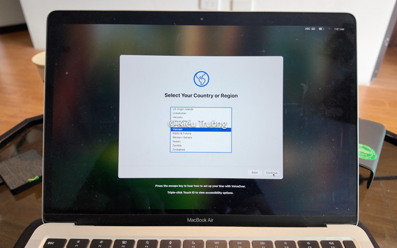 Chọn nơi bạn đang sinh sống trên MacBook rồi nhấn tiếp tục