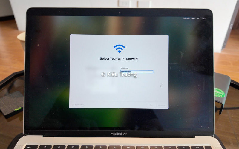 Kết nối WiFi để kích hoạt MacBook mới reset về mặc định