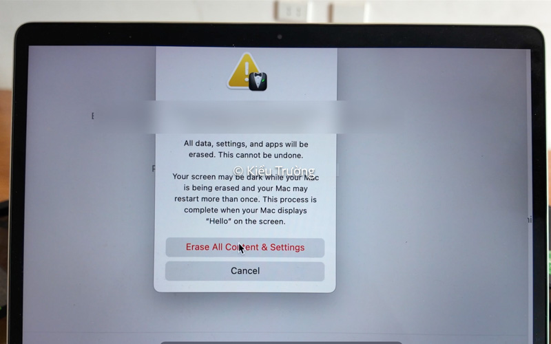 Tiếp tục nhấn vào Erase All Content and Settings để Reset MacBook